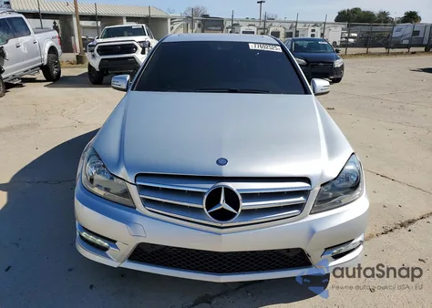 2013 Mercedes-Benz C 250 z USA, uszkodzony, nr VIN WDDGF4HB7DA868707